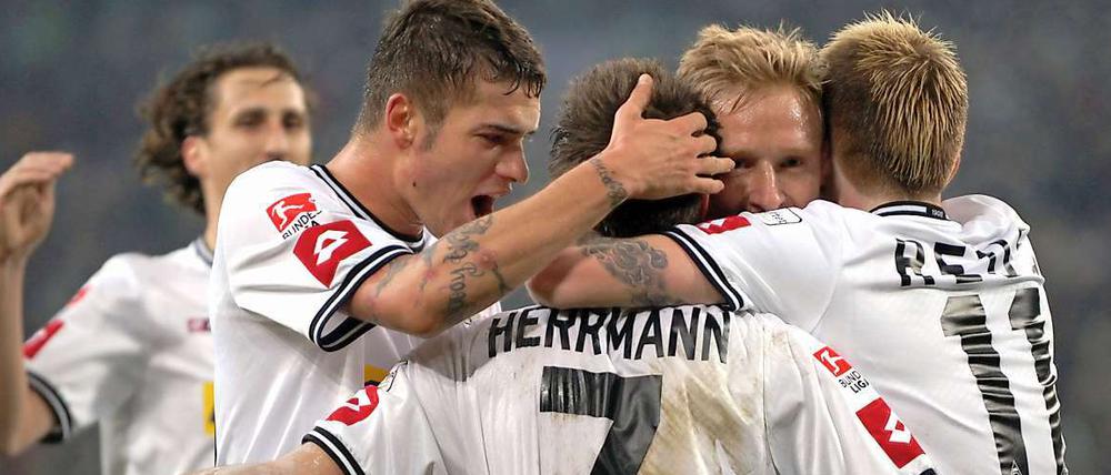 Die Gladbacher Roman Neustädter, Patrick Herrmann, Mike Hanke und Marco Reus bejubeln Herrmanns Tor zum 2:0.