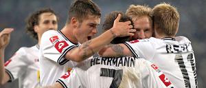 Die Gladbacher Roman Neustädter, Patrick Herrmann, Mike Hanke und Marco Reus bejubeln Herrmanns Tor zum 2:0.