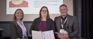 Katharina Scheiter (Mitte) erhält in Hildesheim den Franz Emanuel Weinert-Preis