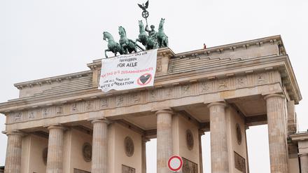 Klimaaktivisten der Letzten Generation sind am Jahrestag des Mauerfalls auf das Brandenburger Tor in Berlin gestiegen.