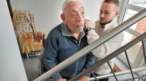 Der schwer behinderte Orazio Giamblanco und sein Physiotherapeut Tim Lange bei einer gymnastischen Übung im Treppenhaus bei Orazios Wohnung.