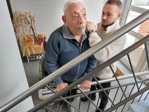 Der schwer behinderte Orazio Giamblanco und sein Physiotherapeut Tim Lange bei einer gymnastischen Übung im Treppenhaus bei Orazios Wohnung.