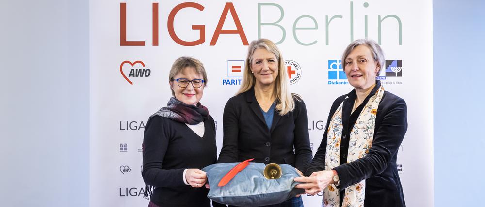 Gabriele Schlimper vom Paritätischen Wohlfahrtsverband Berlin übergibt die Federführung der LIGA Berlin an Andrea Asch und Ursula Schoen vom Diakonischen Werk Berlin-Brandenburg-schlesische Oberlausitz.