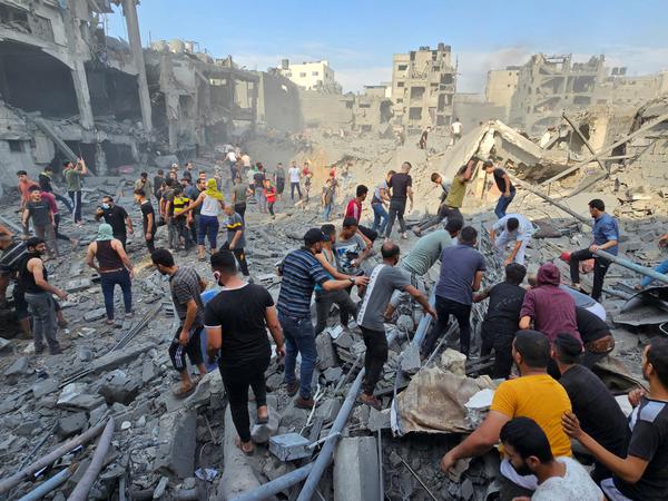 Zwischen den Trümmern suchen Palästinenser nach weiteren Opfern. 