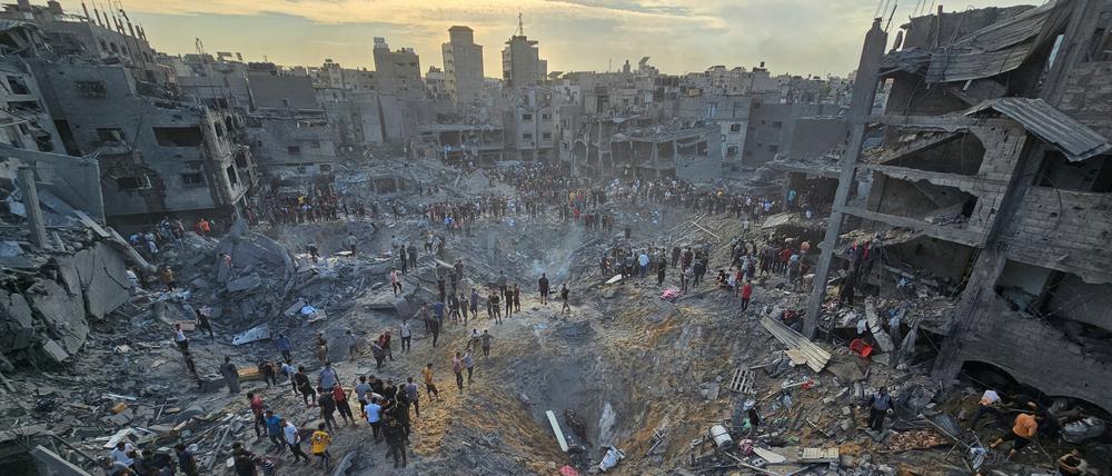 Palästinenser suchen nach Angehörigen im zerstörten Flüchtlingslager Dschablia. 