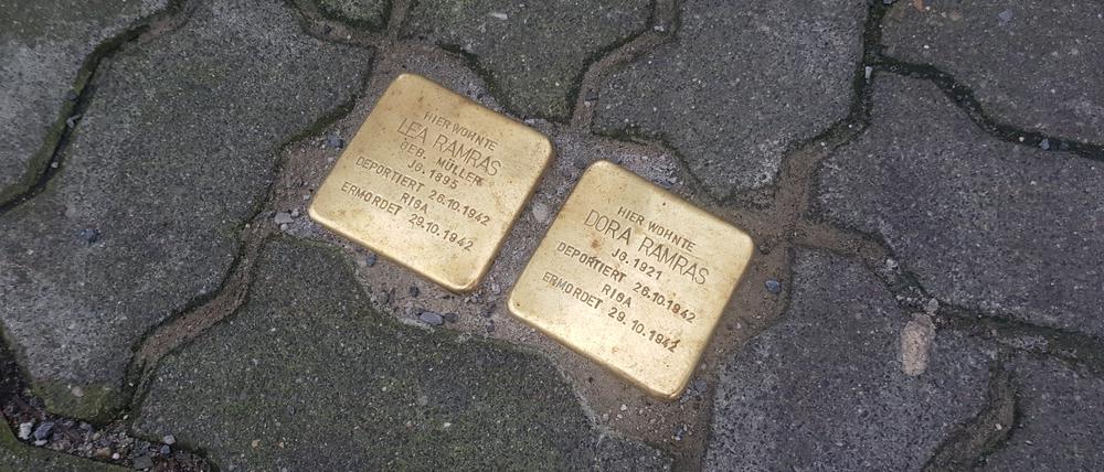 Am 16.2.2023 wurden zwei Stolpersteine für Lea Ramras und Dora Ramras, Georgenkirchstraße 10-11, 10961 Berlin verlegt. Beide wurden am 26. Oktober 1942 mit dem sogenannten „22. Osttransport“ nach Riga deportiert und dort gleich nach ihrer Ankunft am 29. Oktober 1942 ermordet.