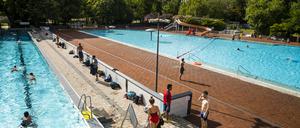 Besucher im Freibad Kreuzberg in Berlin am 27. Mai 2020. Das Freibad der Berliner Baederbetriebe faengt die Badesaison mit verschiedenen Restiktionen wegen des Coronavirus Covid-19. Freibad Kreuzberg startet Badesaison *** Visitors to the Kreuzberg outdoor pool in Berlin on 27 May 2020 The outdoor pool of Berliner Baederbetriebe starts the bathing season with different restictions due to the coronavirus Covid 19. 