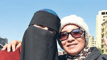 Geeint in der Freude über den Umsturz. Asmaa Ramdan und Zanab Ebrahim sind Freundinnen, trotz unterschiedlicher Ansichten über die Rolle der Frau, Familie und Religion. Doch beide hoffen, dass der herrschende Militärrat seine Macht abgeben wird. 