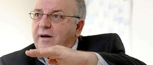 Kenan Kolat ist SPD-Mitglied und verheiratet mit Dilek Kolat, der Berliner SPD-Senatorin für Arbeit, Frauen und Integration. 