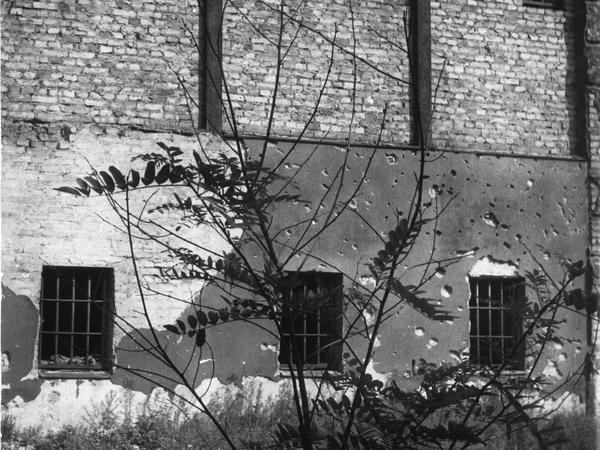 Die Fassade des kriegsbeschädigten Gefängnisses, 1948 vom ehemaligen Häftling Norbert Leonard fotografiert. 
