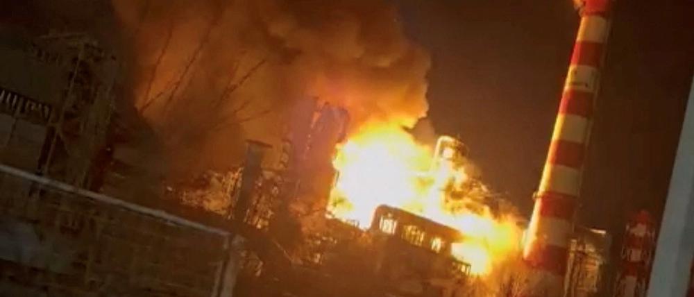 Rauch und Flammen steigen auf, nachdem in einer Ölraffinerie in Tuapse in der Nacht zu Donnerstag ein Feuer ausgebrochen ist.
