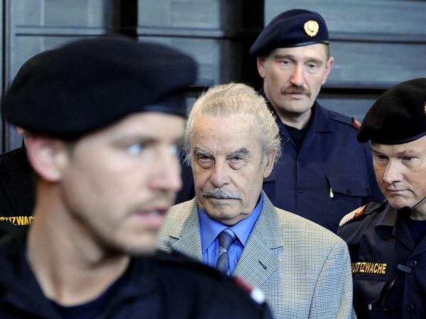 Josef Fritzl im Gerichtssaal, umringt von österreichischen Polizisten am letzten Tag seines Prozesses im März 2009.
