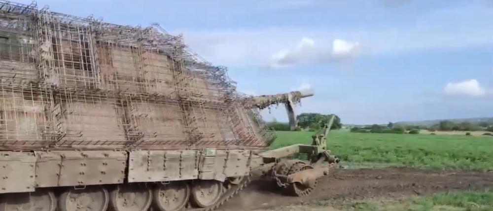 Dieser Screenshot eines auf X geteilten Videos zeigt einen russischen „Schildkröten-Panzer“ an einem unbekannten Tag.