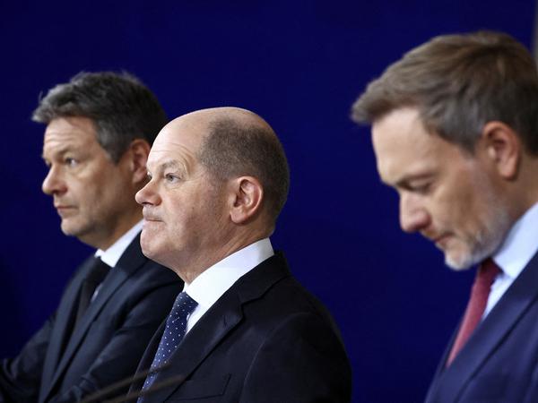 Kein Grund zu überschäumender Freude: Vizekanzler Robert Habeck (Grüne), Kanzler Olaf Scholz (SPD) und Finanzminister Christian Lindner (FDP) bei der Vorstellung der Haushaltseinigung.     
