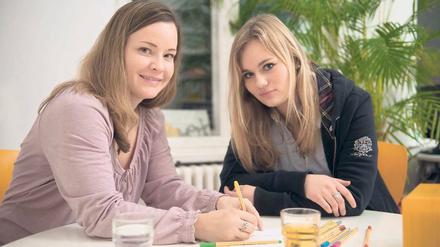 Nachhilfe in den Ferien. Schülerin Hanna lernt bei Juliane Oldenburg.