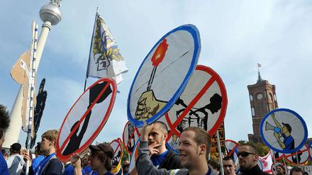 Nicht verhandelbar. Für viele Fußballfans gehören Fahnen, Trommeln und bengalische Feuer zu ihrer Kultur.