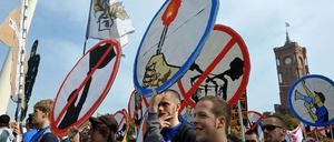 Nicht verhandelbar. Für viele Fußballfans gehören Fahnen, Trommeln und bengalische Feuer zu ihrer Kultur.