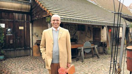 Reinhold Steinle veranstaltet Kiezführungen, bei der er auch die alte Schmiede am Richardplatz zeigt.