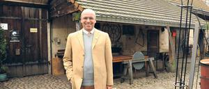 Reinhold Steinle veranstaltet Kiezführungen, bei der er auch die alte Schmiede am Richardplatz zeigt.