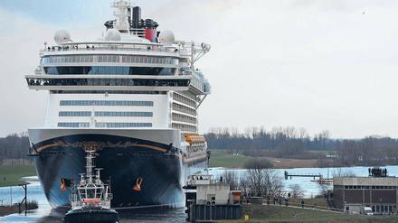 Überführung. Die Meyer-Werft in Papenburg hat das neue Kreuzfahrtschiff Disney Fantasy gebaut. Auch das fährt mit Schweröl. Foto: dapd