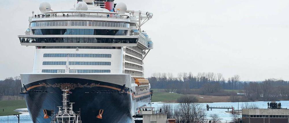 Überführung. Die Meyer-Werft in Papenburg hat das neue Kreuzfahrtschiff Disney Fantasy gebaut. Auch das fährt mit Schweröl. Foto: dapd