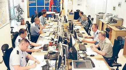 Seit 2007 arbeiten die Beamten aus Deutschland und Polen direkt auf dem ehemaligen Autobahngrenzübergang Swiecko zusammen. Rund um die Uhr beantworten die 64 Mitarbeiter mehr als 15 000 Anfragen im Jahr. 