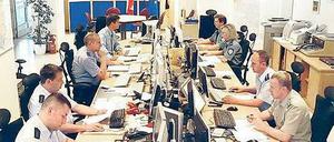 Seit 2007 arbeiten die Beamten aus Deutschland und Polen direkt auf dem ehemaligen Autobahngrenzübergang Swiecko zusammen. Rund um die Uhr beantworten die 64 Mitarbeiter mehr als 15 000 Anfragen im Jahr. 