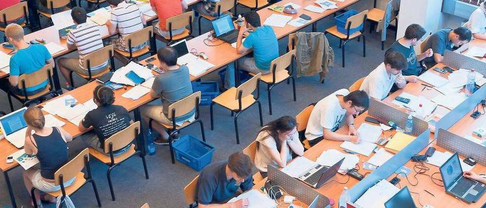 An der RWTH Aachen konnten die Öffnungszeiten der Bibliotheken mithilfe der Studiengebühren verlängert werden. Nach dem Wegfall der Gebühren, sollen sie wieder verkürzt werden.