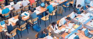 An der RWTH Aachen konnten die Öffnungszeiten der Bibliotheken mithilfe der Studiengebühren verlängert werden. Nach dem Wegfall der Gebühren, sollen sie wieder verkürzt werden.