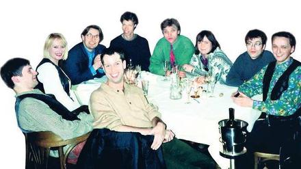 Stars von morgen. Thomas Hermanns (vorn) Anfang der 90er im Kreis junger Talente wie Maddin Schneider (dahinter), Dietmar Burdinski (vierter v. r.), Michael Mittermeier (zweiter v. r.) und Ole Lehmann (ganz rechts).