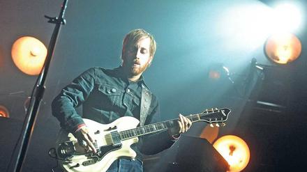 Hingebungsvoll laut. Dan Auerbach in der ausverkauften Arena. Foto: Britta Pedersen/dpa