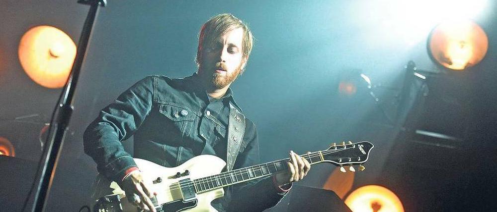 Hingebungsvoll laut. Dan Auerbach in der ausverkauften Arena. Foto: Britta Pedersen/dpa