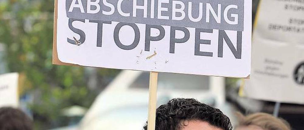 Gefahr im Verzug. Demonstranten protestieren am Münchner Flughafen gegen die Abschiebung von Flüchtlingen. Foto: dpa