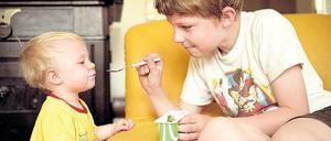 Bruder betreut Schwester. Wenn der Altersunterschied zwischen Geschwistern größer ist, übernehmen ältere Kinder eher Fürsorgepflichten. Sehr junge Eltern bringen oft schnell hintereinander ihre Kinder auf die Welt. Foto: Caro/ Aufschlager