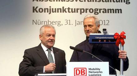 Mit roter Schleife, aber so manchem Mangel - Bahnchef Grube (l.) und Verkehrsminister Ramsauer freuen sich gemeinsam.