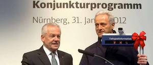 Mit roter Schleife, aber so manchem Mangel - Bahnchef Grube (l.) und Verkehrsminister Ramsauer freuen sich gemeinsam.