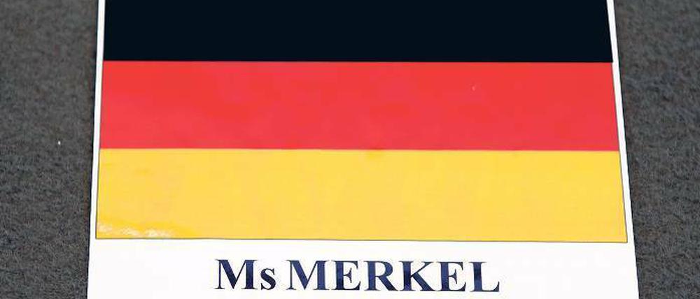 Standortbestimmung. Ein Schild markiert den Platz der Kanzlerin beim Gipfel. Die lobte alle Beteiligten für die „Meisterleistung“ – und damit vor allem sich selbst.