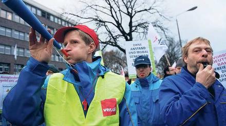 Doppelrolle. Mitarbeiter, hier bei einer Demo gegen Vattenfalls Sparpläne, haben Angst, verstehen aber die Not ihrer Arbeitgeber.Foto: dapd