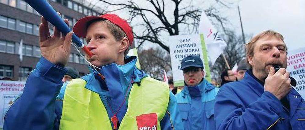 Doppelrolle. Mitarbeiter, hier bei einer Demo gegen Vattenfalls Sparpläne, haben Angst, verstehen aber die Not ihrer Arbeitgeber.Foto: dapd