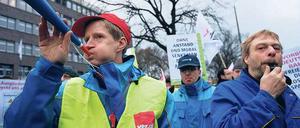 Doppelrolle. Mitarbeiter, hier bei einer Demo gegen Vattenfalls Sparpläne, haben Angst, verstehen aber die Not ihrer Arbeitgeber.Foto: dapd