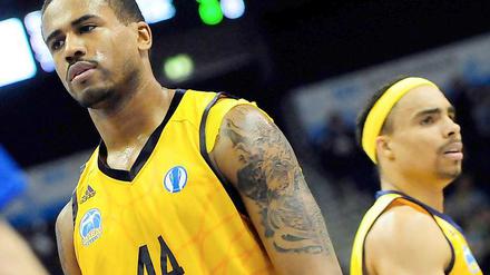 Leere Gesichter, leeres Punktekonto: Albas Basketballer um Bryce Taylor (links) und DaShaun Wood haben bisher alle drei Eurocup-Zwischenrundenspiele verloren.