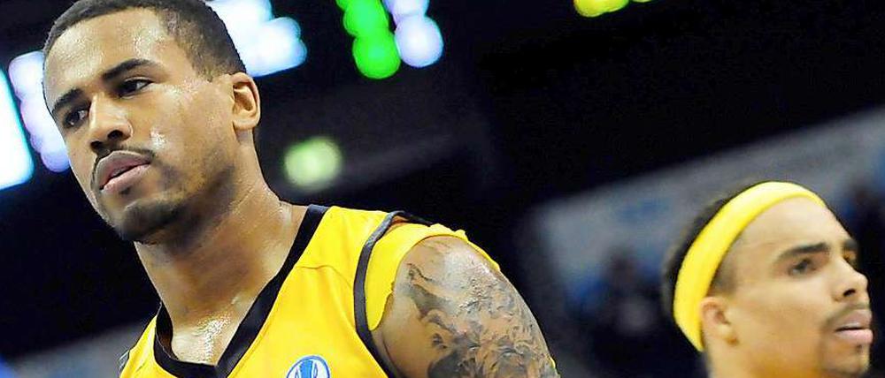 Leere Gesichter, leeres Punktekonto: Albas Basketballer um Bryce Taylor (links) und DaShaun Wood haben bisher alle drei Eurocup-Zwischenrundenspiele verloren.