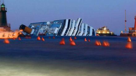 Wie ihr eigenes Denkmal liegt die „Costa Concordia“ vor Giglio im Abendlicht. 