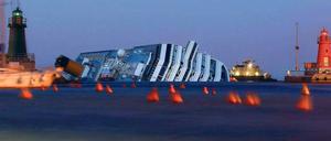 Wie ihr eigenes Denkmal liegt die „Costa Concordia“ vor Giglio im Abendlicht. 
