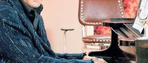 Mann am Klavier. Thomas Gottschalk verabschiedet sich am Dienstag klimpernd von seinem Publikum. Foto: ARD