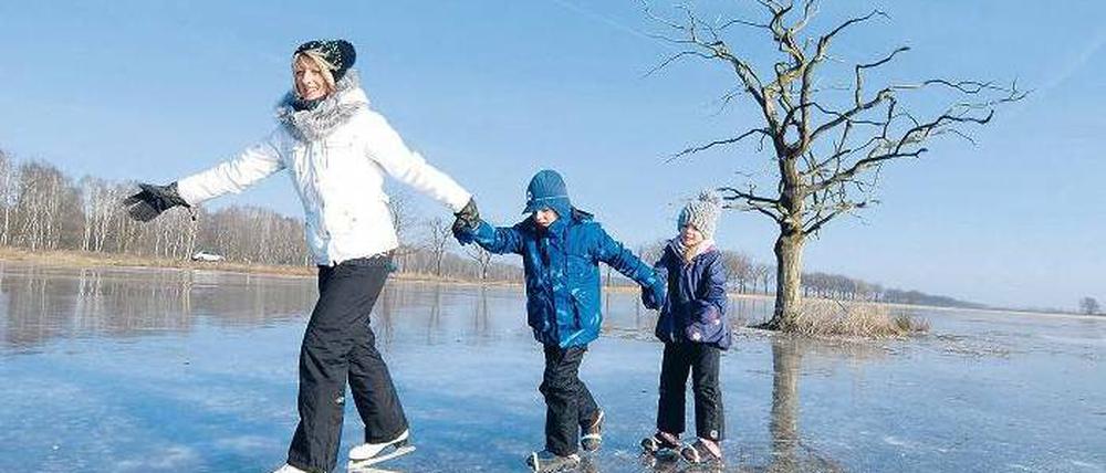 Kaltstart. In ganz Brandenburg gibt es überflutete Wiesen, die jetzt zu perfekten Eisbahnen erstarrt sind. Foto: Veit Rösler