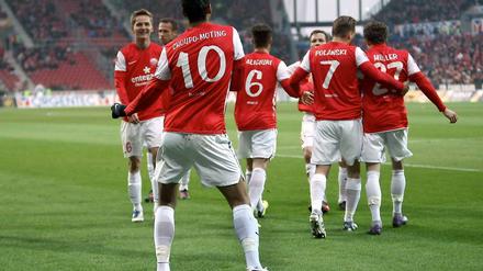Tanz den Choupo-Moting! Mainz' Doppeltorschütze feiert seinen Treffer zum 3:0.