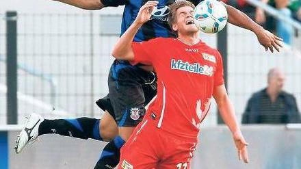 Kämpfen und fliegen. Simon Terodde (vorne) empfiehlt sich bei Trainer Neuhaus. 