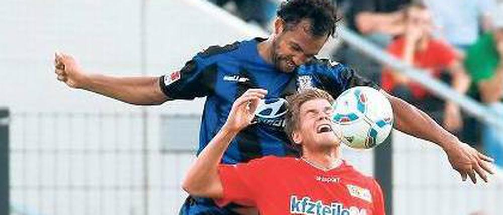 Kämpfen und fliegen. Simon Terodde (vorne) empfiehlt sich bei Trainer Neuhaus. 