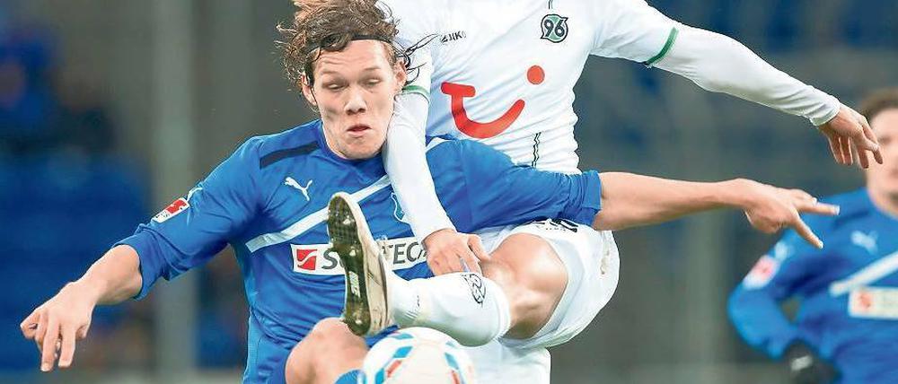 Nicht mehr oben. Hoffenheims Jannik Vestergaard (li.) hat zu kämpfen. Foto: dpa